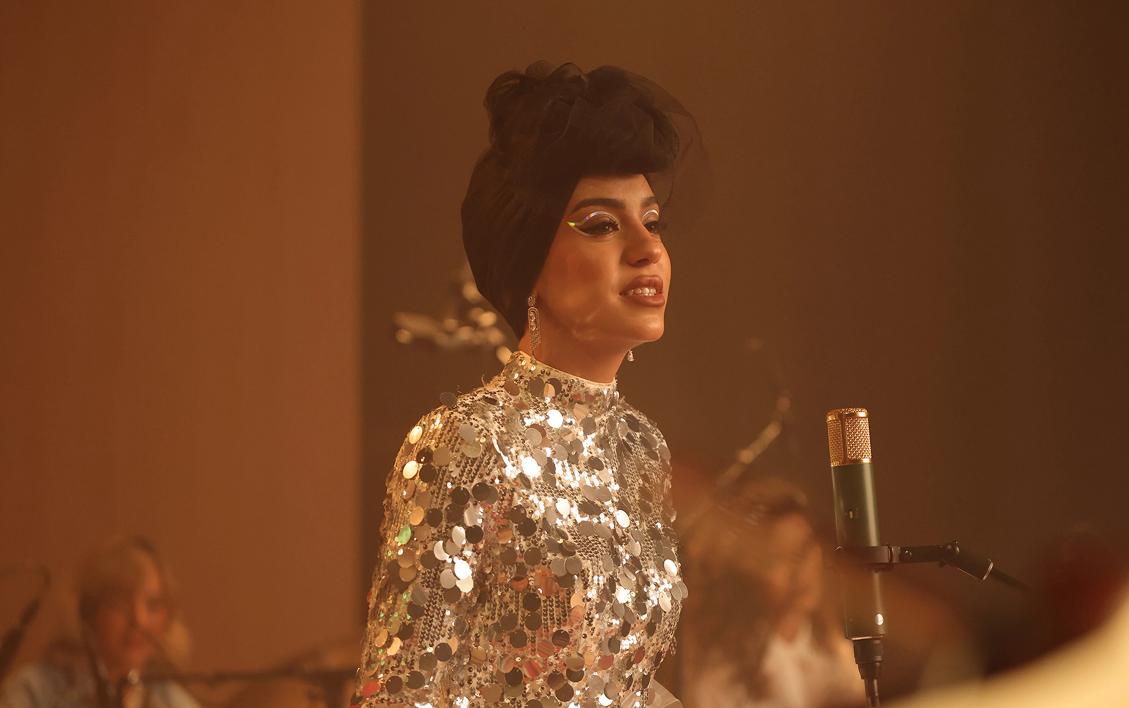 زينة عماد وعودة لكلاسيكيات الأغنية الخليجية